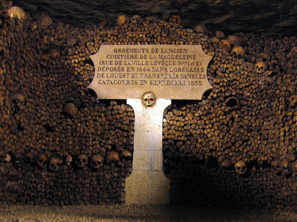19-lugares-de-paris-que-visitar-historia-y-monumentos-Catacumbas