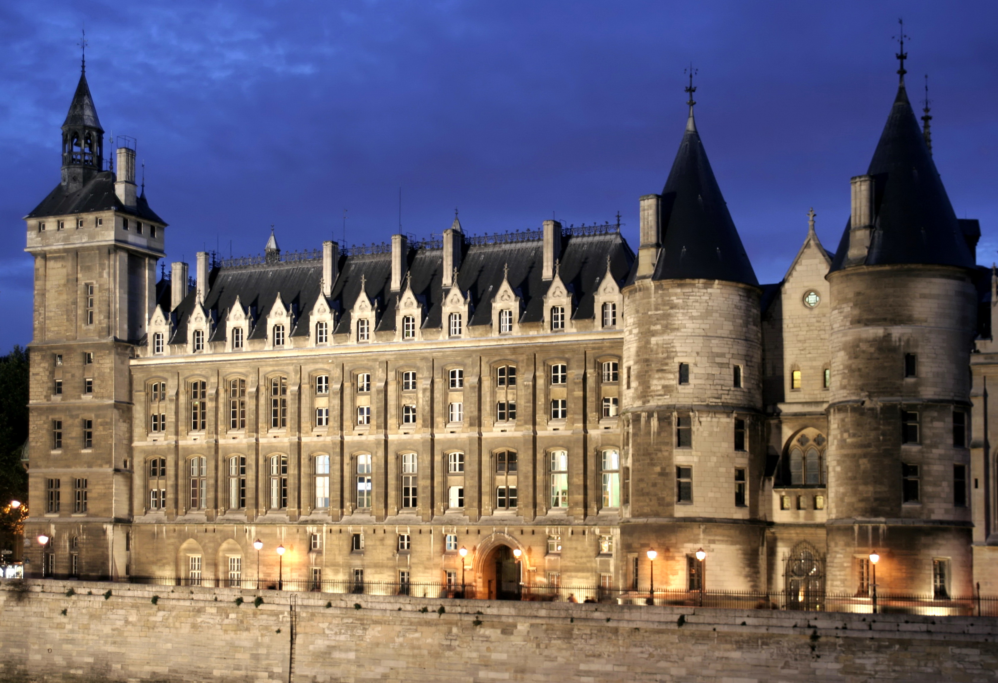 19-lugares-de-paris-que-visitar-historia-y-monumentos-Conciergerie