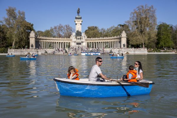 que-hacer-en-madrid-con-ninos-el-retiro-barcas-istock