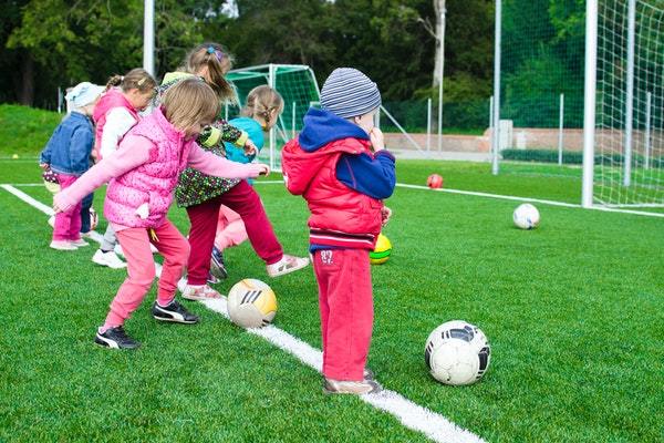 Niños jugando al fútbol
