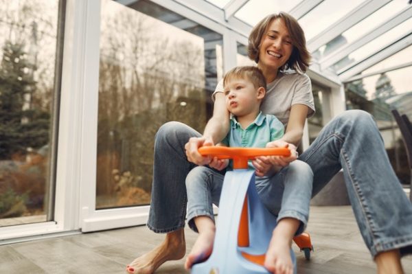 Madre e hijo en bicicleta