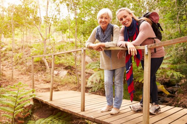 Madre e hija en el bosque 