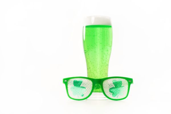 Gafas y cerveza verde San Patrick